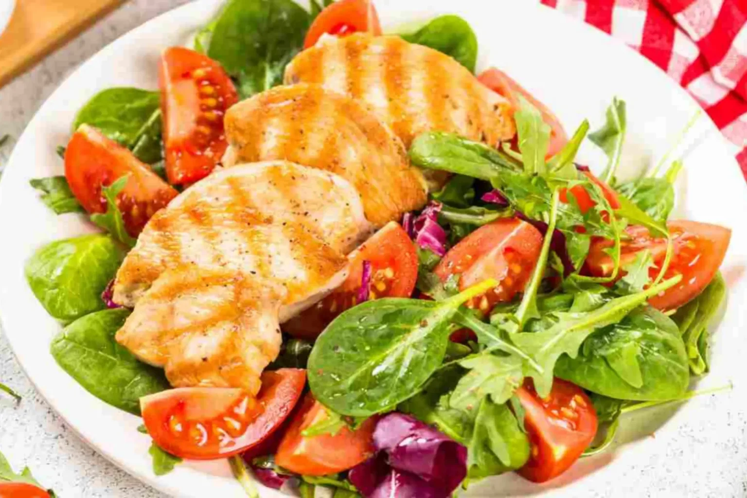 Cette salade de poulet grillé est prête en 20 minutes et ultra fraîche Salade de poulet grillé