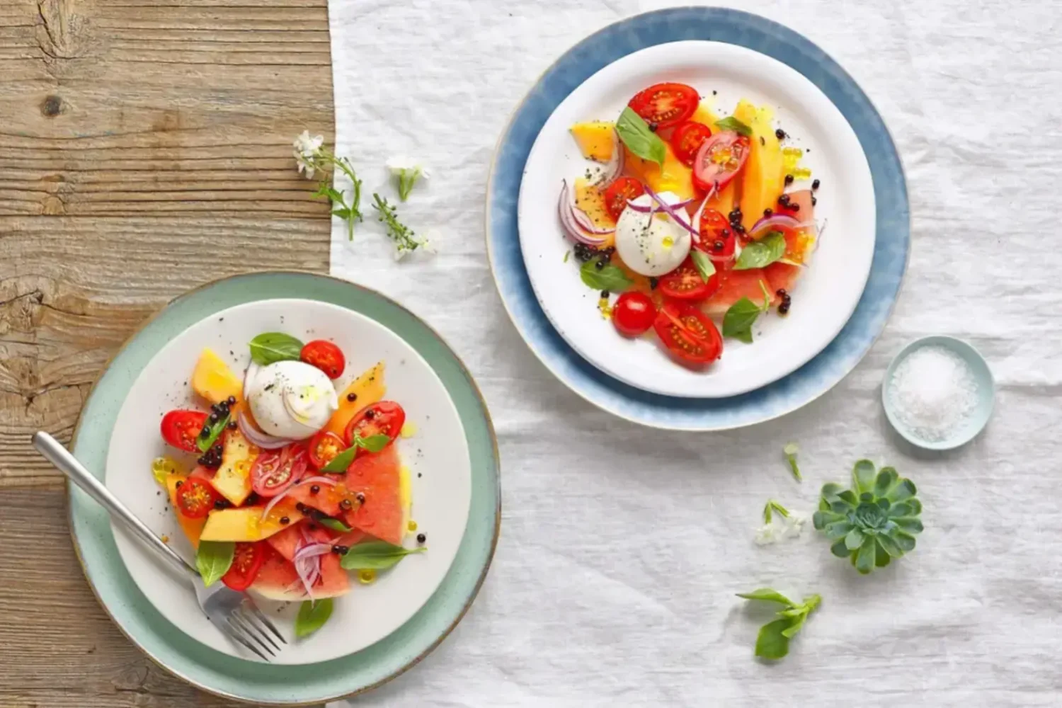 Salade pastèque, melon et burrata : la recette fraîche qui fait sensation en 10 minutes Salade de tomates, pastèque et melon avec burrata et perles de vinaigre balsamique