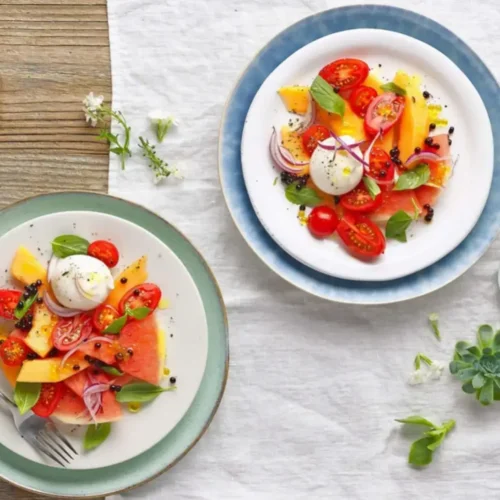 Salade de tomates, pastèque et melon avec burrata et perles de vinaigre balsamique