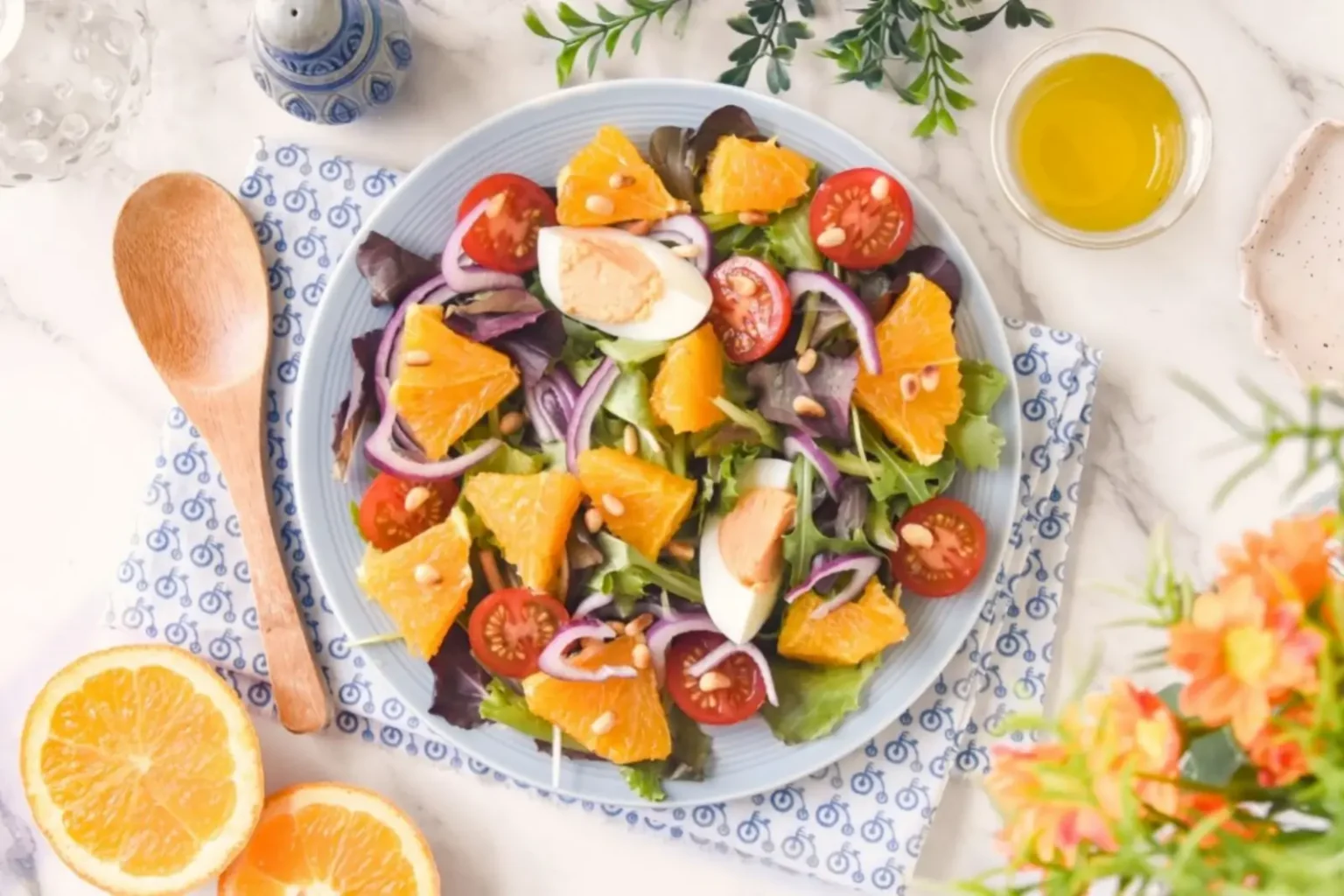Orange, tomates, œufs : cette salade méditerranéenne fraîche va faire votre été Salade d'oranges