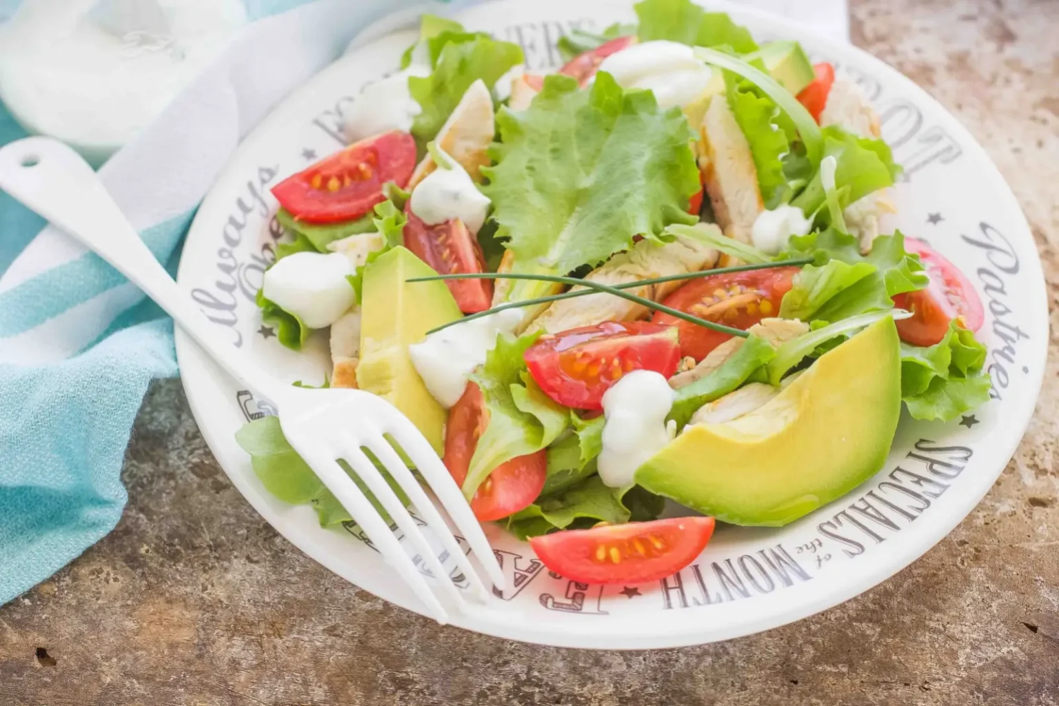 Salade fraîche au poulet : cette recette estivale est prête en 20 minutes Salade fraîche au poulet