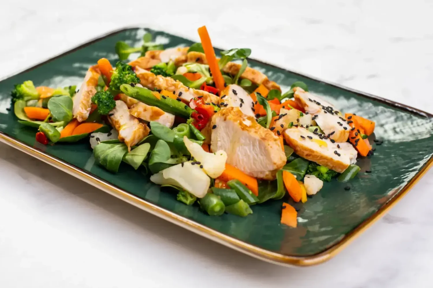 Salade tiède de poulet grillé : le dîner léger aux légumes croquants Salade tiède de poulet grillé aux légumes