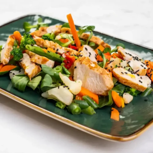 Salade tiède de poulet grillé aux légumes