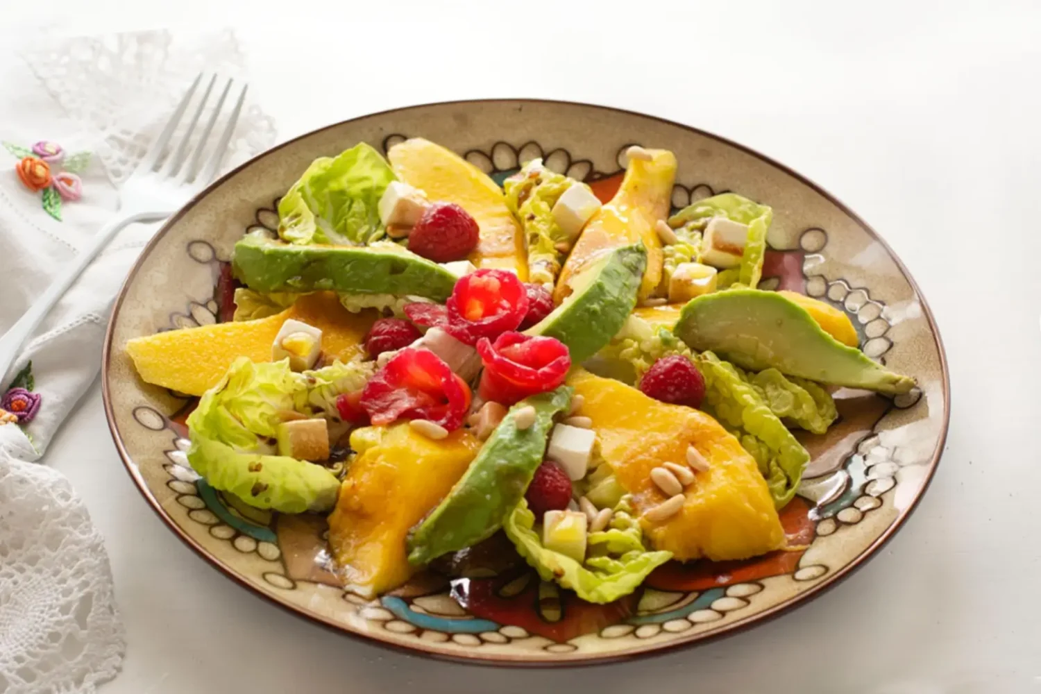 Salade tropicale à l’avocat et à la mangue : la recette fraîche prête en 15 minutes Salade tropicale à l’avocat et à la mangue