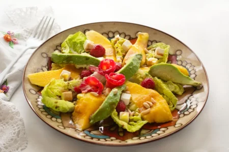 Salade tropicale à l’avocat et à la mangue : la recette fraîche prête en 15 minutes Salade tropicale à l’avocat et à la mangue