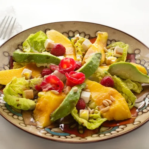 Salade tropicale à l’avocat et à la mangue