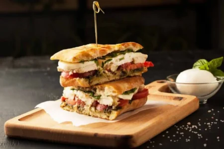 Sandwich Caprese au poulet : la recette italienne ultra gourmande Sandwich Caprese au poulet