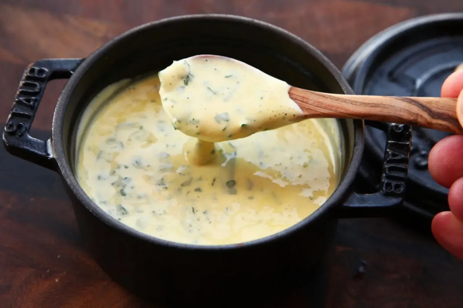 Sauce béarnaise maison : la méthode inratable pour une sauce onctueuse et pleine de goût Sauce béarnaise