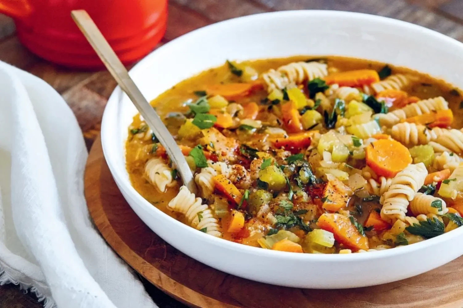 Soupe minestrone : cette recette italienne aux légumes et aux pâtes est parfaite pour se réchauffer Soupe minestrone aux légumes et aux pâtes