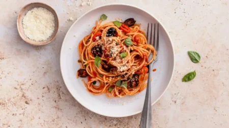 Spaghetti tomate, olives et basilic : le dîner facile prêt en 20 minutes Spaghetti tomate olives basilic