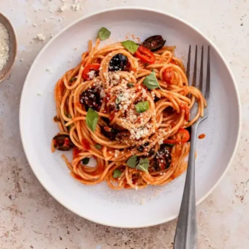 Spaghetti tomate olives basilic