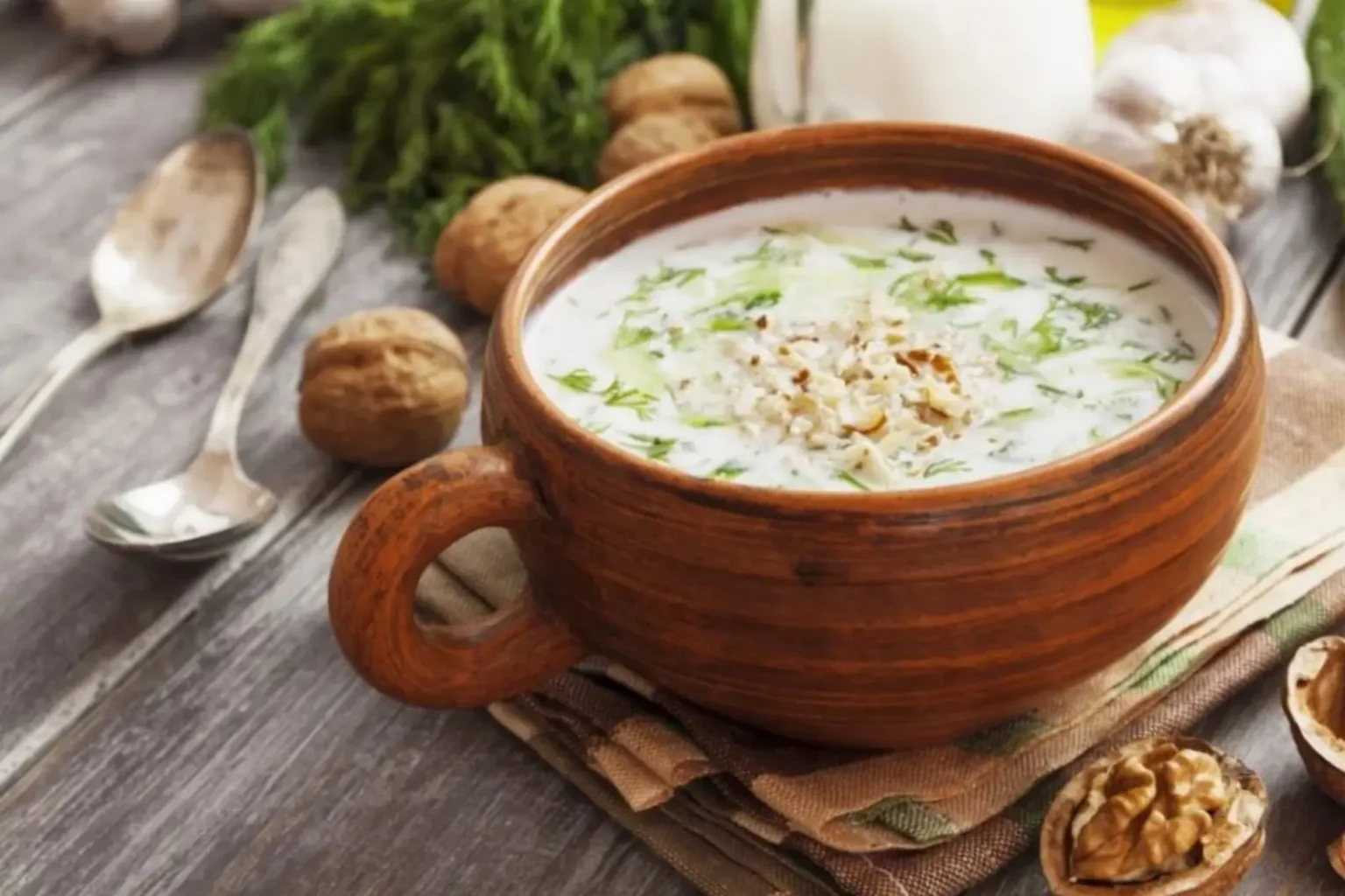 Tarator : la soupe froide bulgare au yaourt et concombre qui rafraîchit l’été Tarator soupe froide au yaourt et au concombre