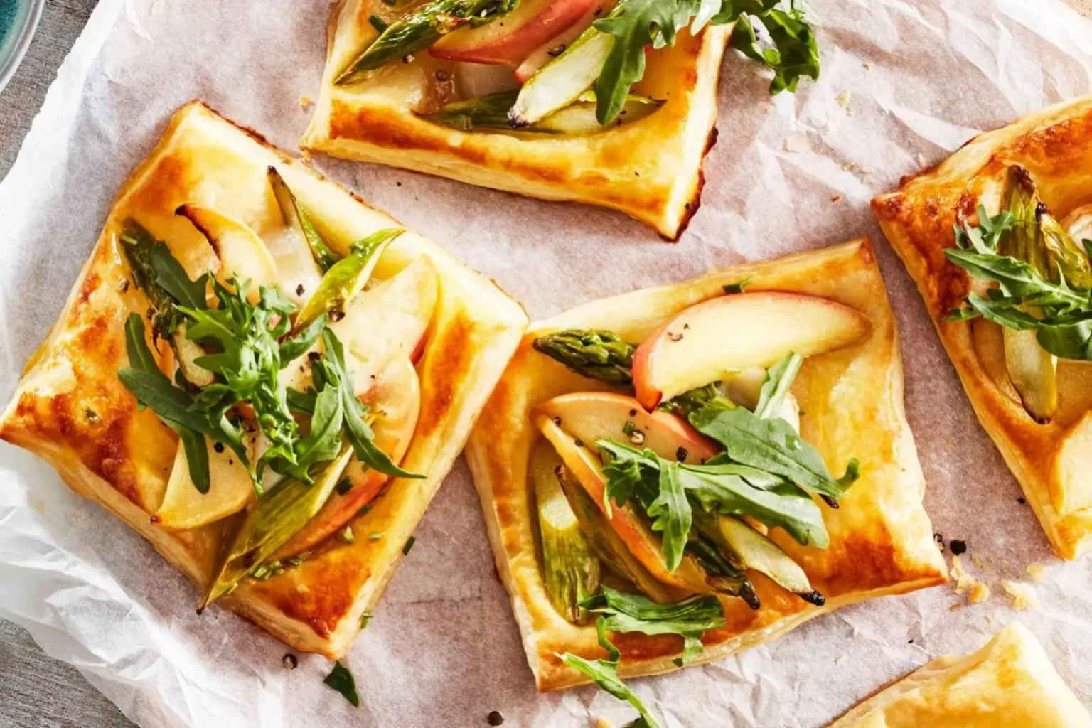 Tartelettes feuilletées au chèvre, asperges et pommes : la recette croustillante qui fait sensation Tartelettes feuilletées au chèvre, asperges vertes et pommes