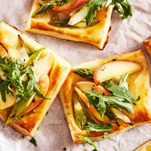 Tartelettes feuilletées au chèvre, asperges vertes et pommes