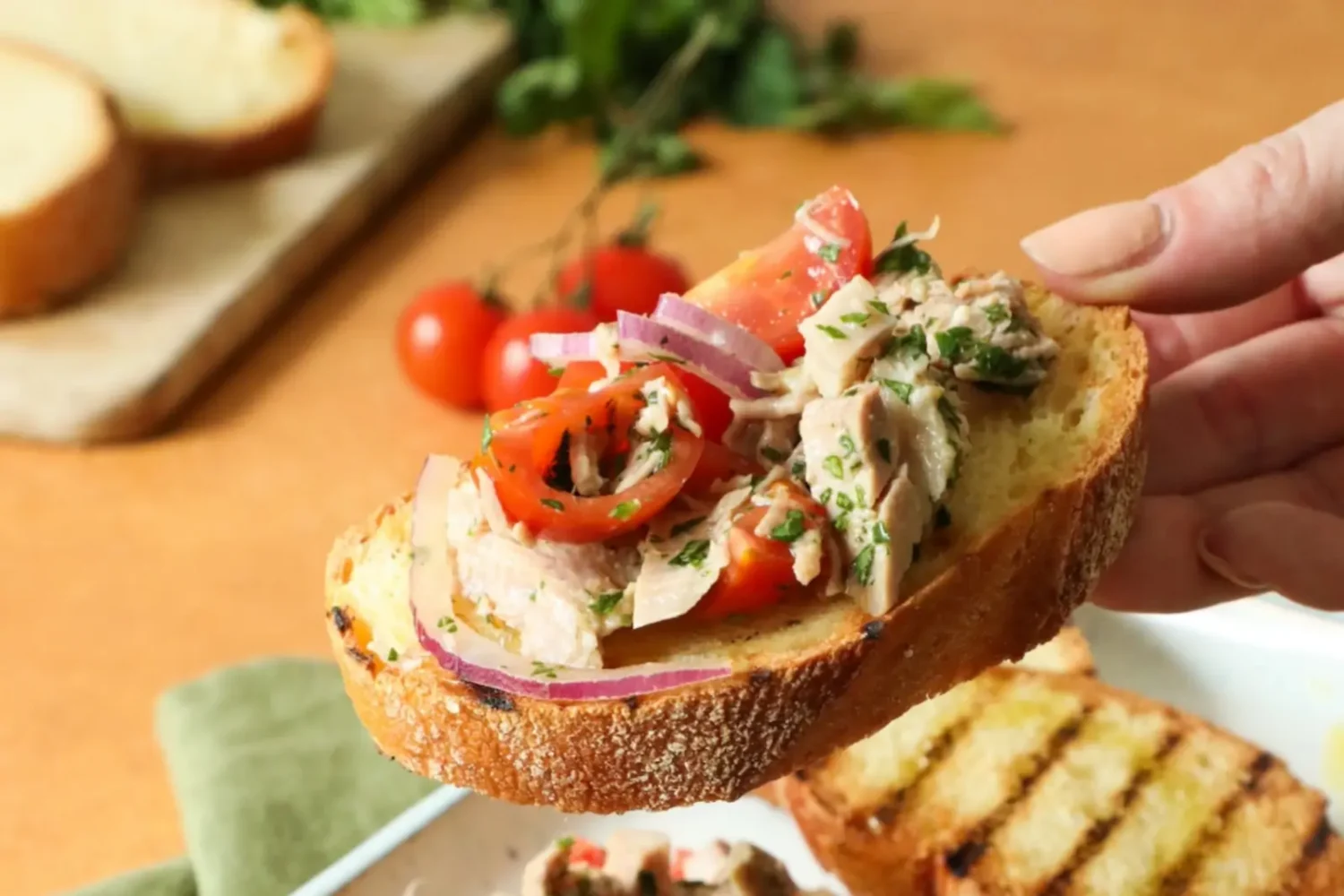 Ces tartines piémontaises sont le déjeuner frais et croustillant de l’été Tartines de viande bouillie à la piémontaise