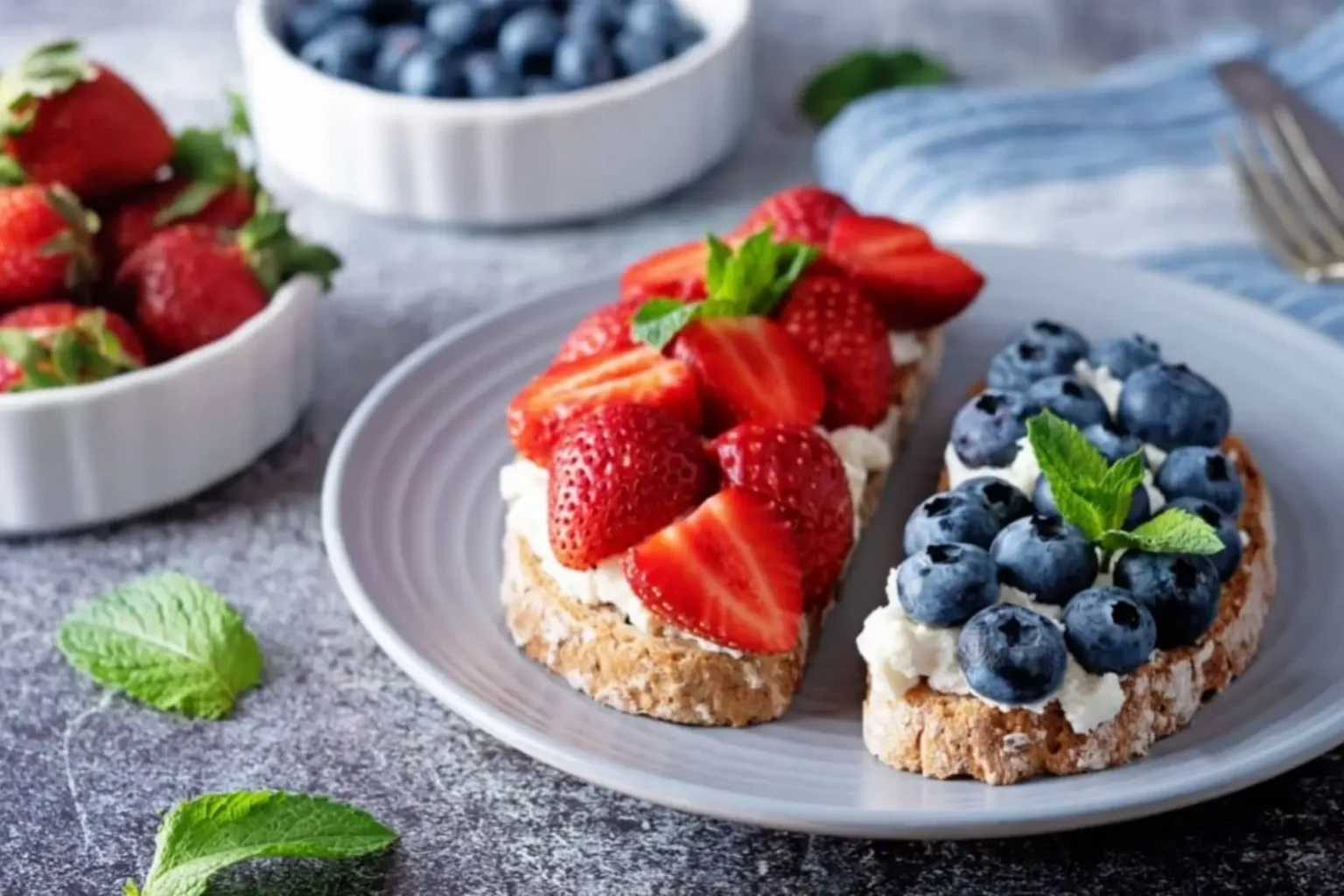 Toasts au fromage blanc, fraises et myrtilles : le petit-déjeuner frais prêt en 5 minutes Toasts au fromage blanc fraises et myrtilles