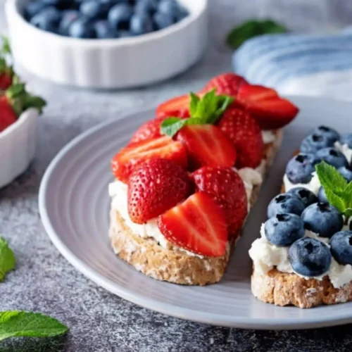 Toasts au fromage blanc fraises et myrtilles
