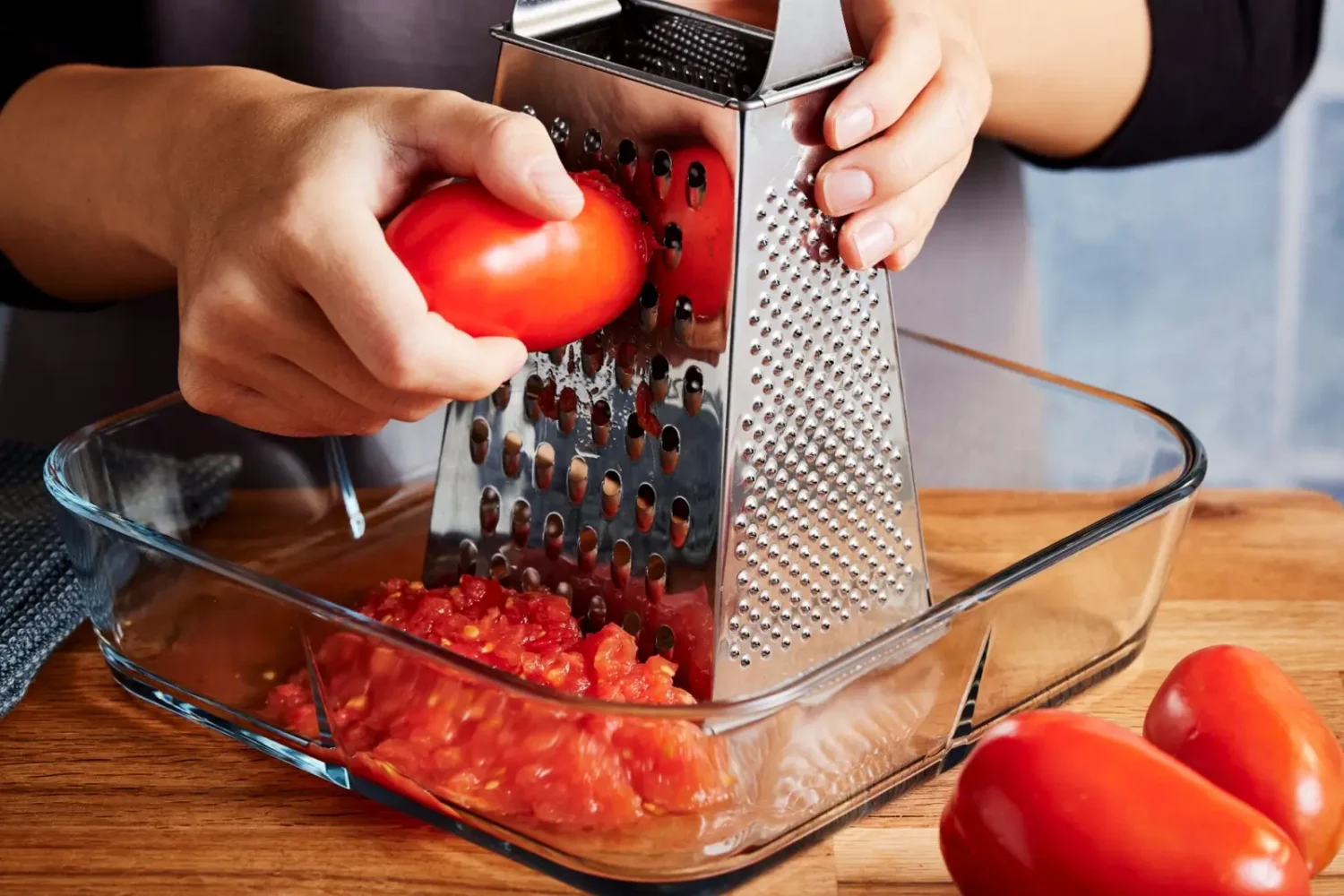 Tomate râpée sur une râpe à gros trous