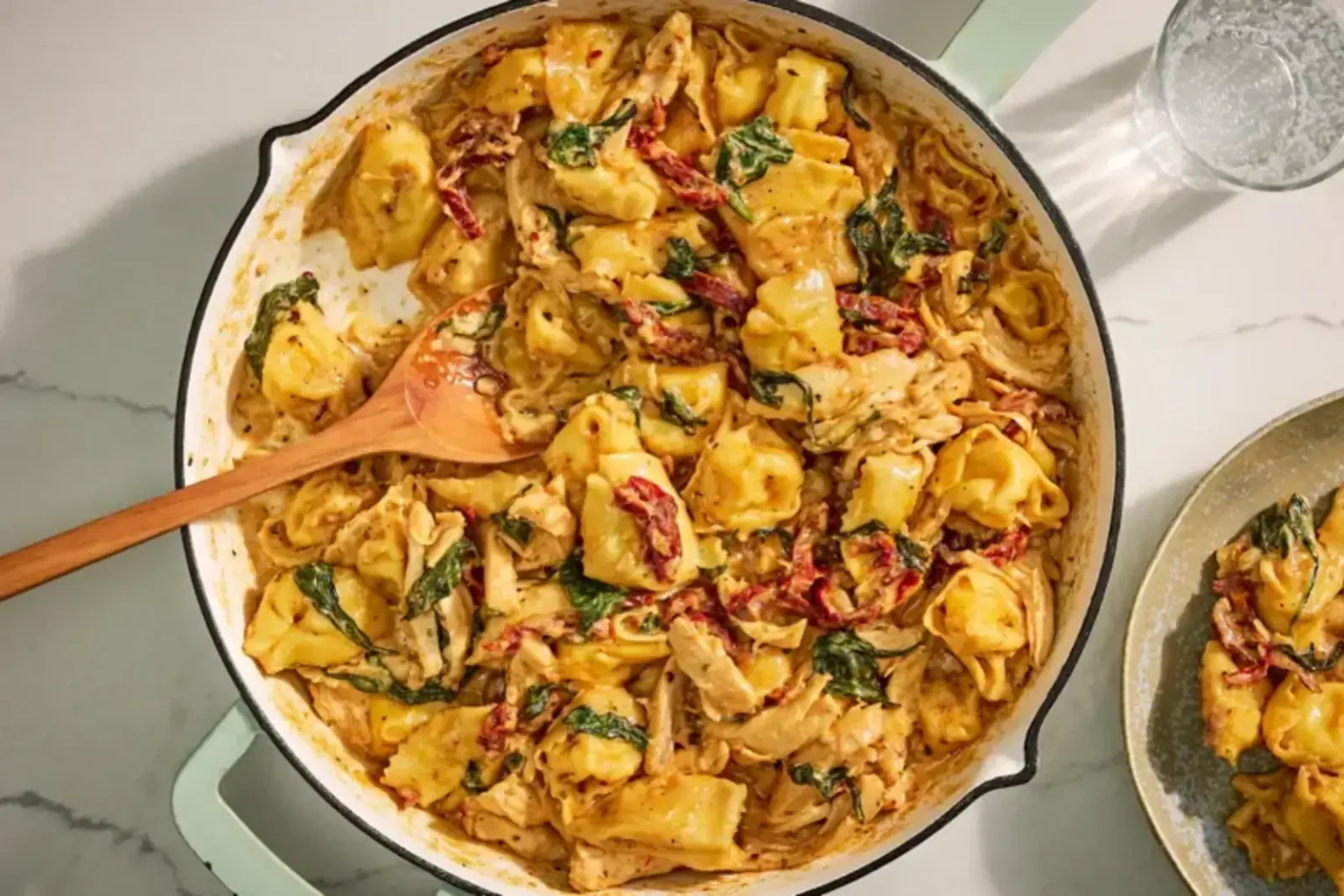 Tortellini au poulet toscan : cette recette crémeuse en une poêle est irrésistible Tortellini au poulet