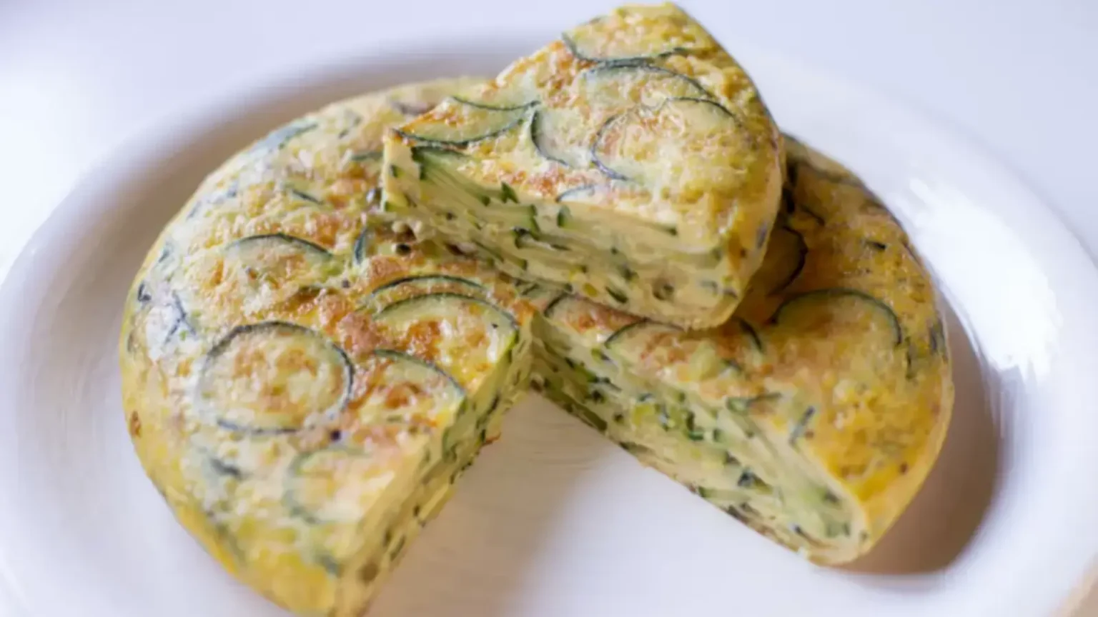 Tortilla de courgettes : la recette d’été légère et fondante qui change de l’omelette Tortilla de courgettes