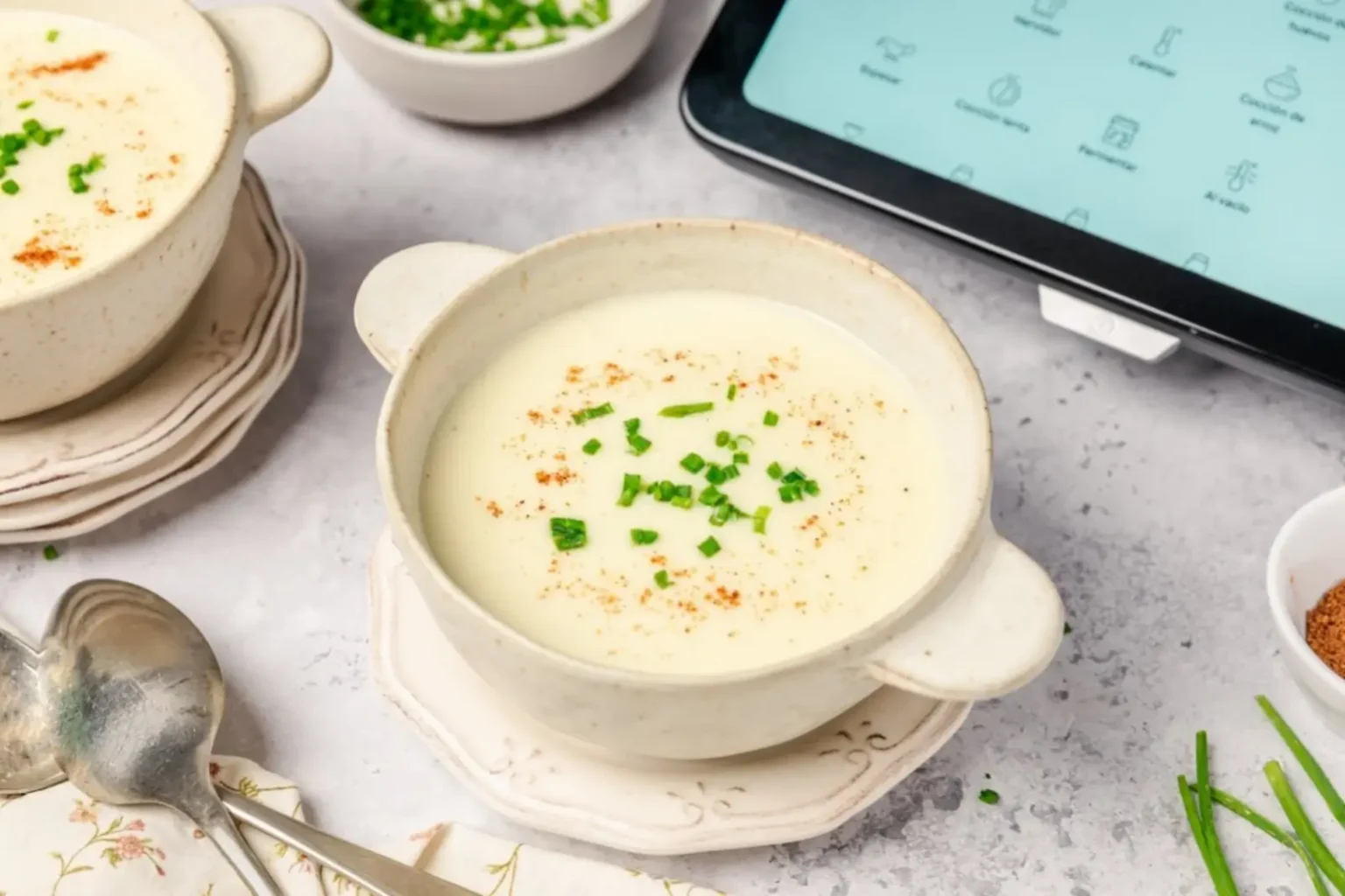 Cette vichyssoise au Thermomix est incroyablement crémeuse et se prépare sans effort Vichyssoise
