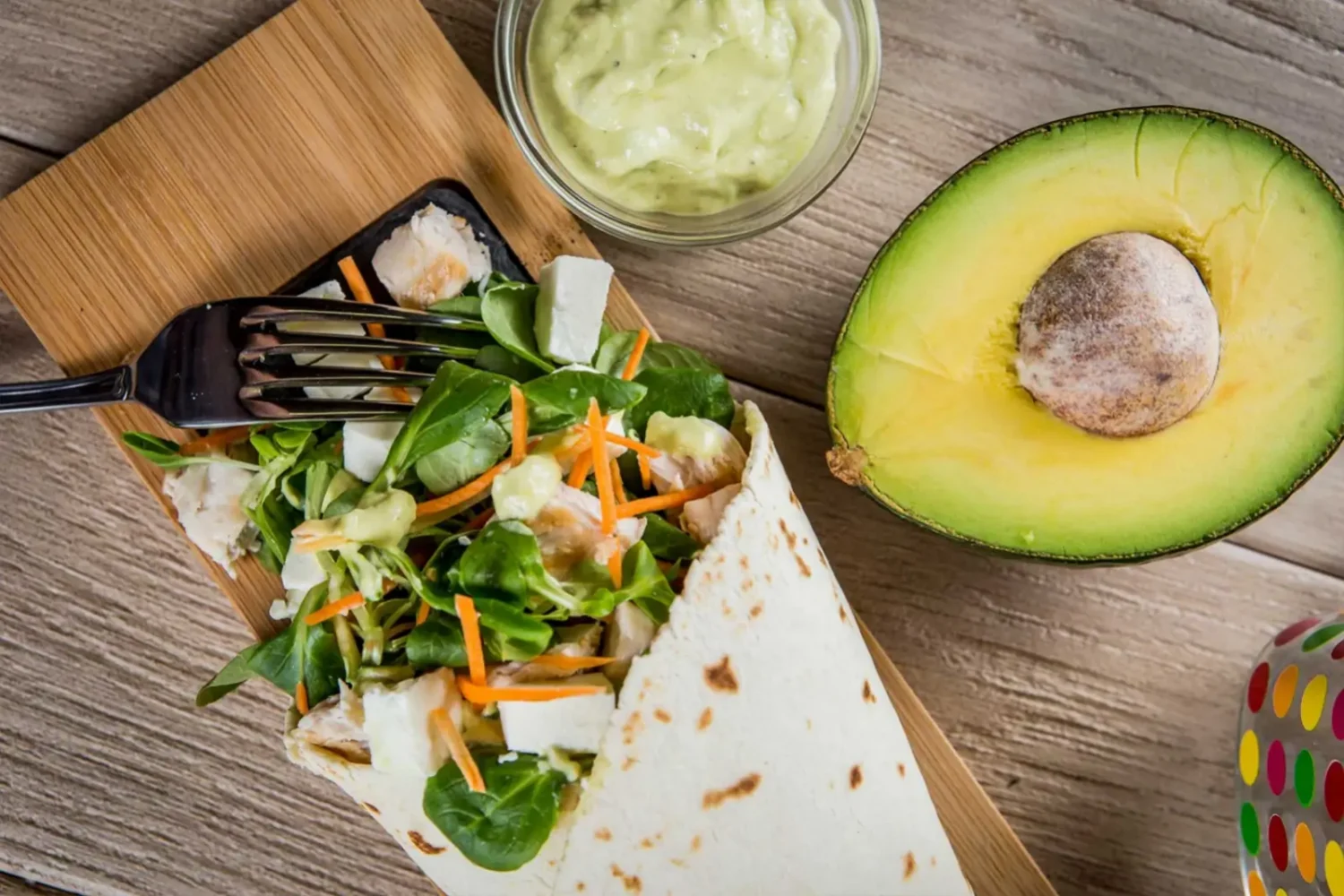 Wrap au poulet et feta : cette sauce avocat change tout Wrap au poulet feta sauce avocat