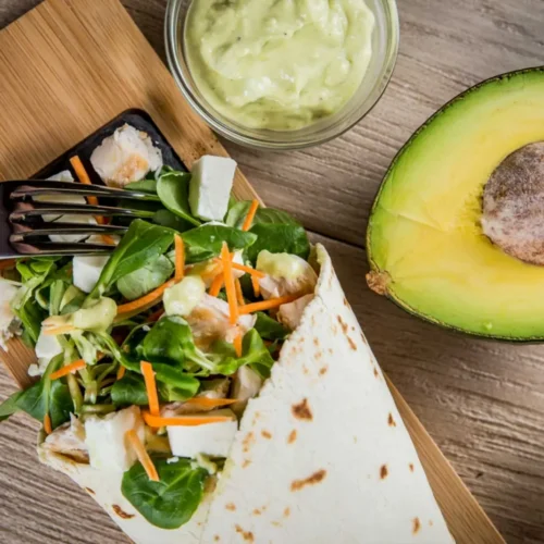 Wrap au poulet feta sauce avocat