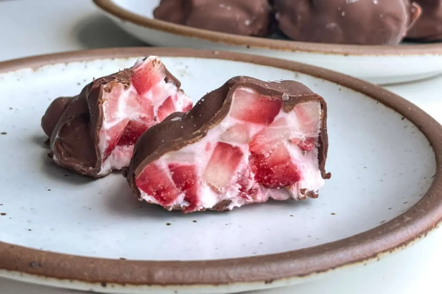 Bouchées glacées aux fraises enrobées de chocolat