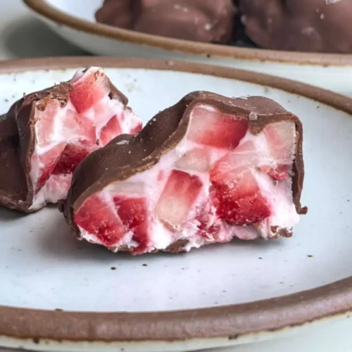 Bouchées glacées aux fraises enrobées de chocolat