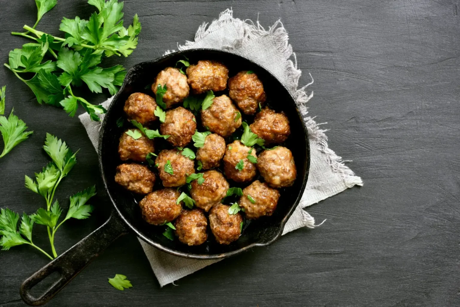 Le filet de miel sur les boulettes est le détail qui fait basculer cette recette de shawarma maison boulettes de bœuf façon shawarma