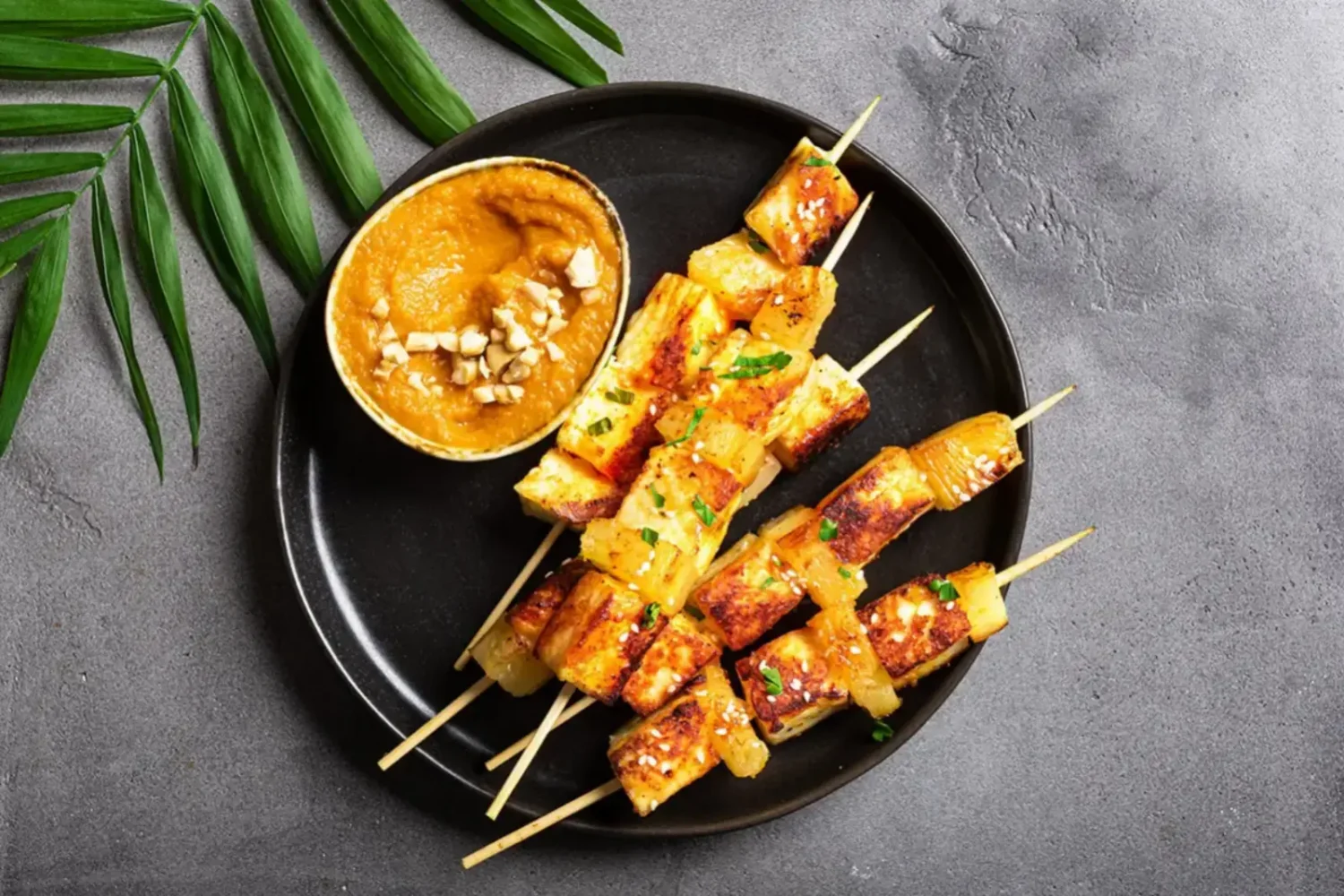 Brochettes de tofu grillé à l’ananas qui font aimer le tofu dès la première bouchée Brochettes de tofu grillé à l'ananas