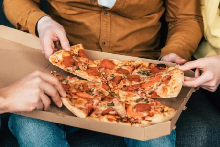 Les Français mangent deux fois plus de pizza que les Italiens, et c’est ce qui explique ces distributeurs consommation de pizza en France