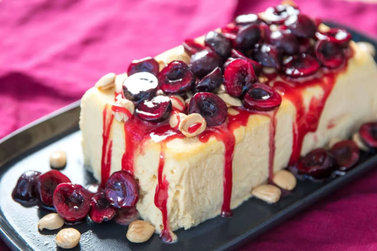 Semifreddo aux cerises et amandes : le dessert glacé italien ultra fondant de l’été Semifreddo aux cerises et amandes