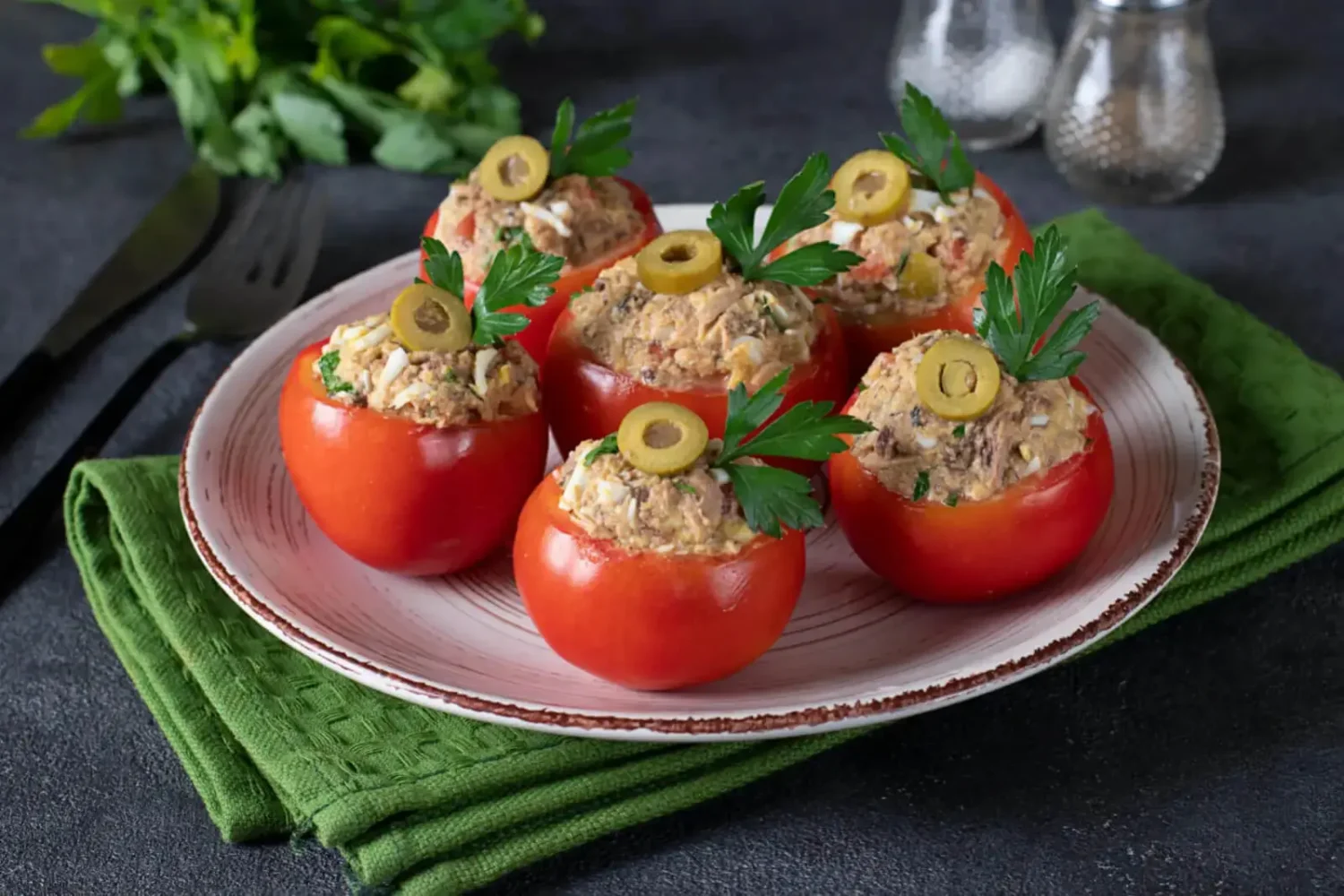 Tomates garnies à la mousse de thon : la recette qui prouve qu’on n’a pas besoin de viande pour se régaler Tomates garnies à la mousse de thon