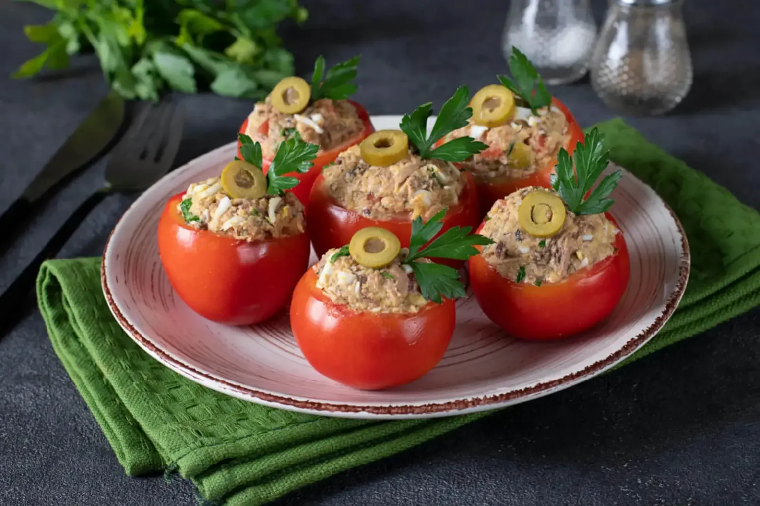 Tomates garnies à la mousse de thon