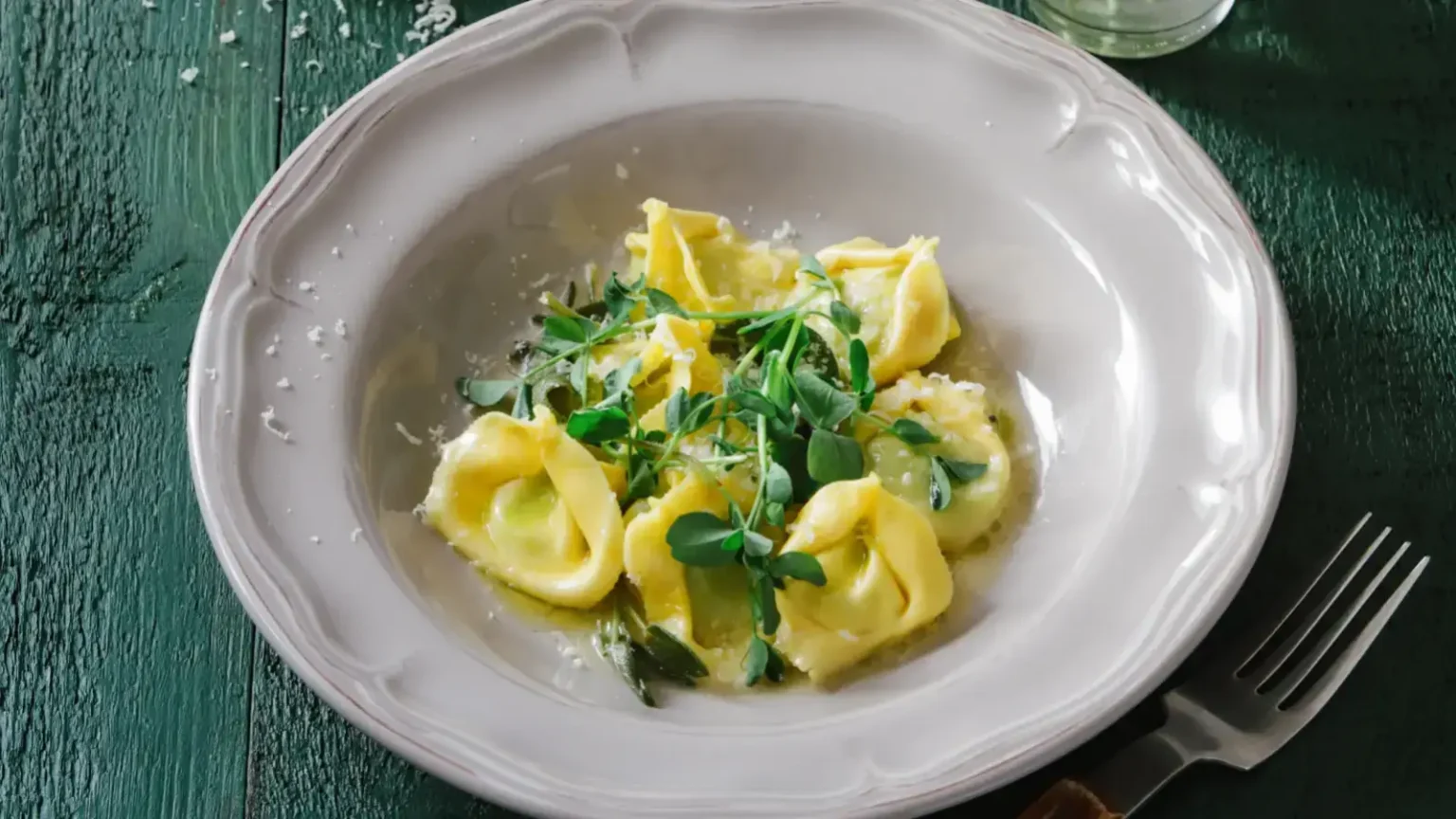 Tortellini poêlés : cette sauce au pecorino et poivre se prépare en une seule poêle Tortellini poêlés au pecorino
