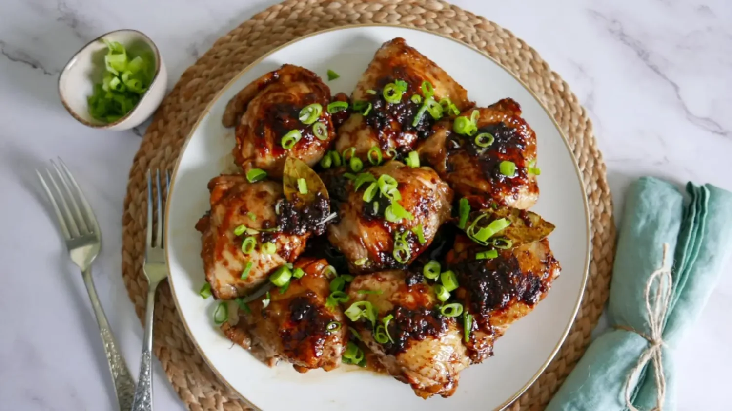 Adobo de poulet : la sauce soja-vinaigre qui devient irrésistiblement caramélisée Adobo de poulet