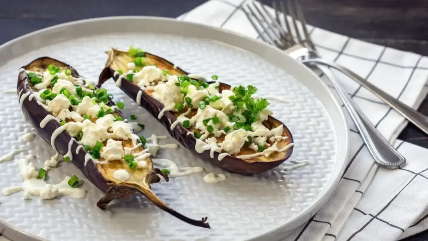 Aubergines rôties à la fausse mayonnaise : la recette fraîche et crémeuse de l’été Aubergines à la fausse mayonnaise