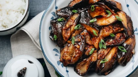 Aubergines chinoises à l’ail : la sauce qui les rend irrésistibles Aubergines chinoises à l’ail