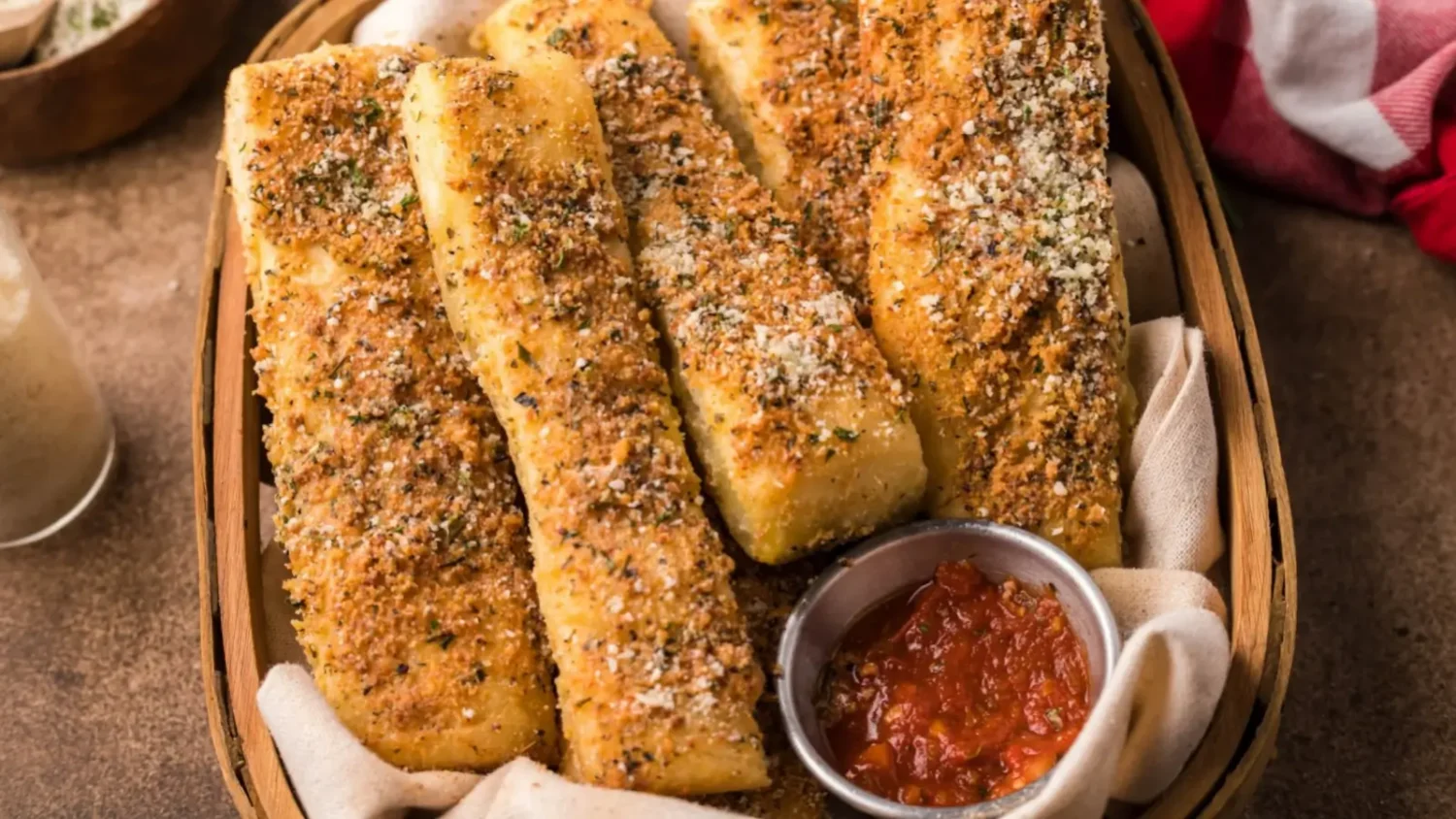 Bâtonnets de mozzarella panés : cette astuce évite au fromage de s’échapper à la cuisson Bâtonnets de mozzarella panés