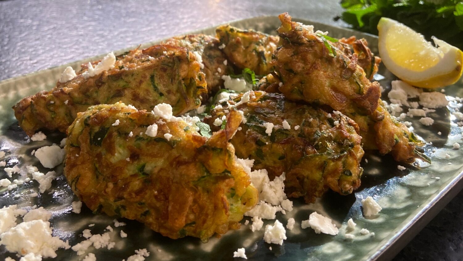 Beignets de courgettes à la grecque de Laurent Mariotte : l’heure d’attente qui fait tout Beignets de courgettes de Laurent Mariotte