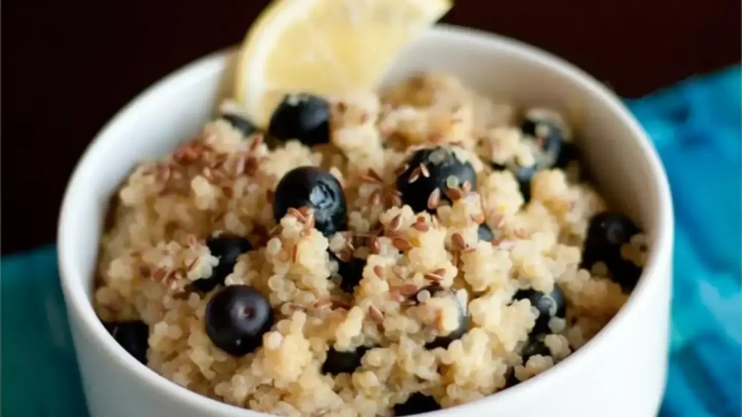 Bol de quinoa myrtilles et citron : le petit-déjeuner sans gluten qui n’a pas le goût de punition Bol de quinoa aux myrtilles et citron