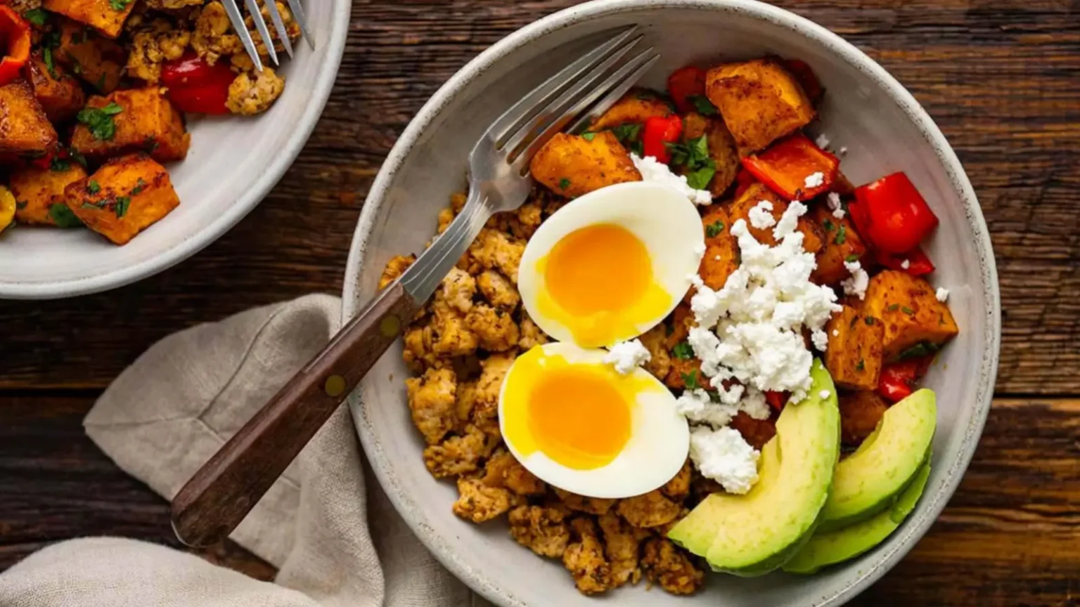 Bol petit-déjeuner aux œufs, patates douces et avocat : le repas qui tient au corps toute la matinée Bol petit-déjeuner aux œufs