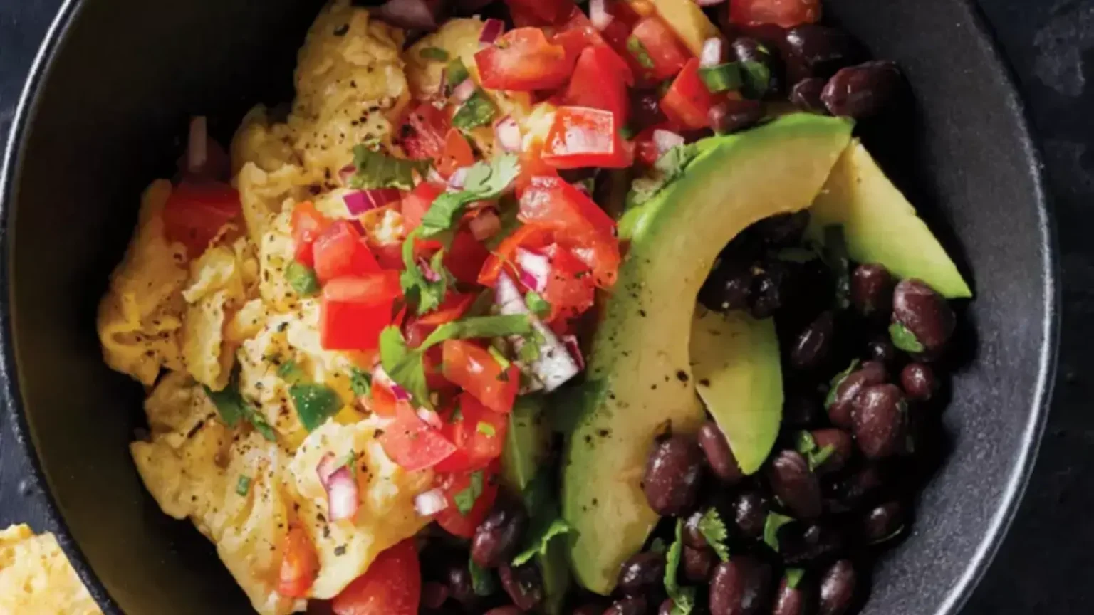 Bol petit-déjeuner mexicain : ce breakfast bowl change complètement les œufs-bacon du dimanche Bol petit-déjeuner mexicain