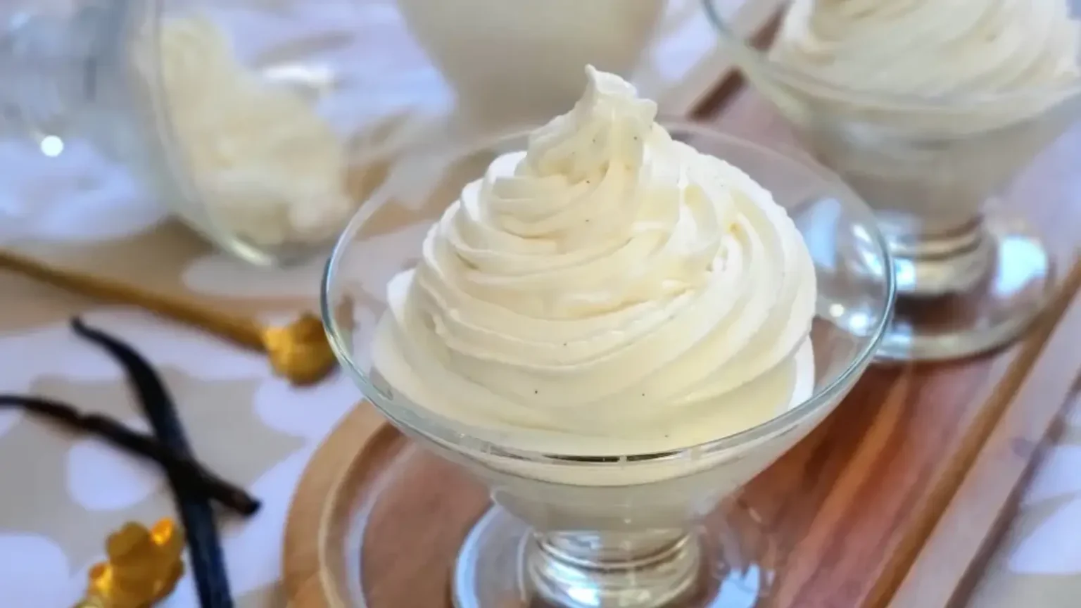 Chantilly qui ne retombe pas : les cinq stabilisants qui la font tenir toute la journée Chantilly stabilisée qui garde sa tenue