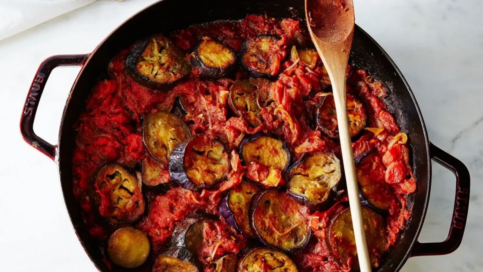 Curry d’aubergines et tomates : le mijoté en cocotte prêt en 20 minutes Curry d’aubergines