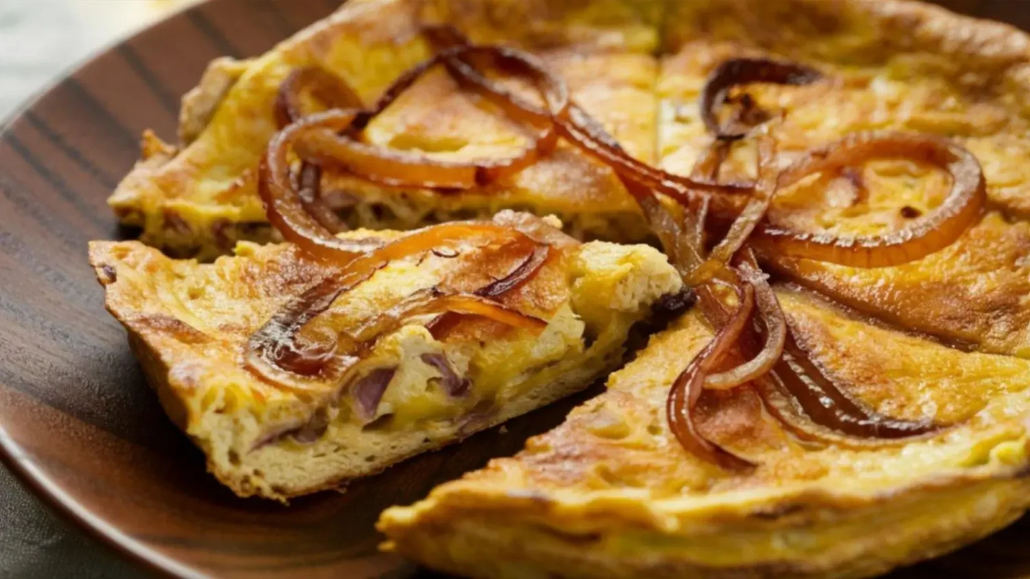 Frittata aux oignons rouges et tomates : le plat facile qui change de l’omelette Frittata aux oignons rouges et tomates