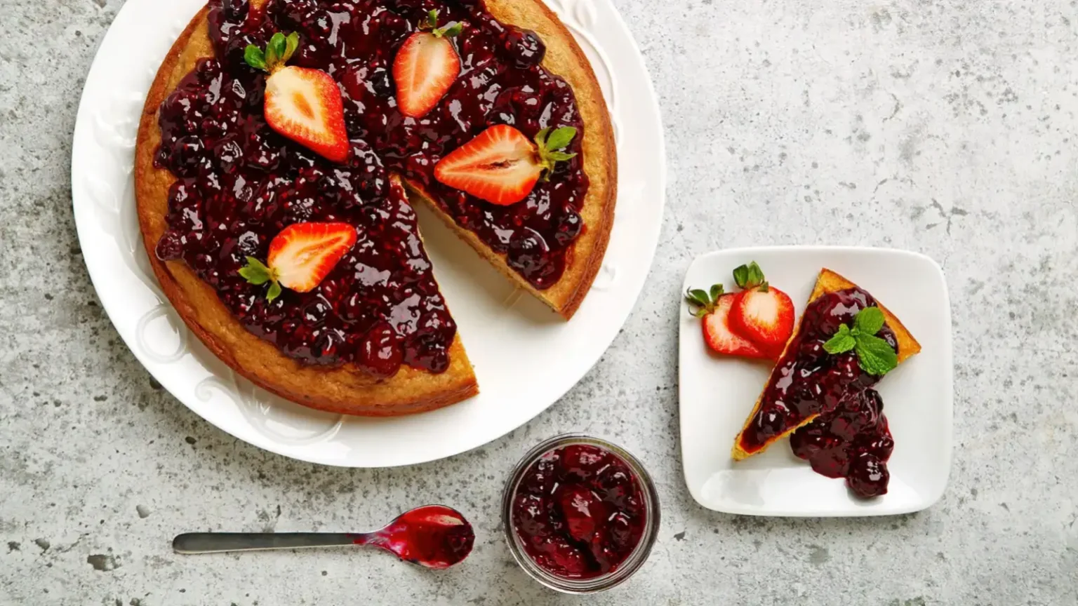 Gâteau au yaourt citron : la sauce aux baies qui change tout Gâteau au yaourt au citron et sauce aux baies