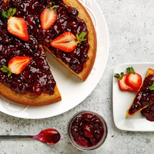 Gâteau au yaourt au citron et sauce aux baies