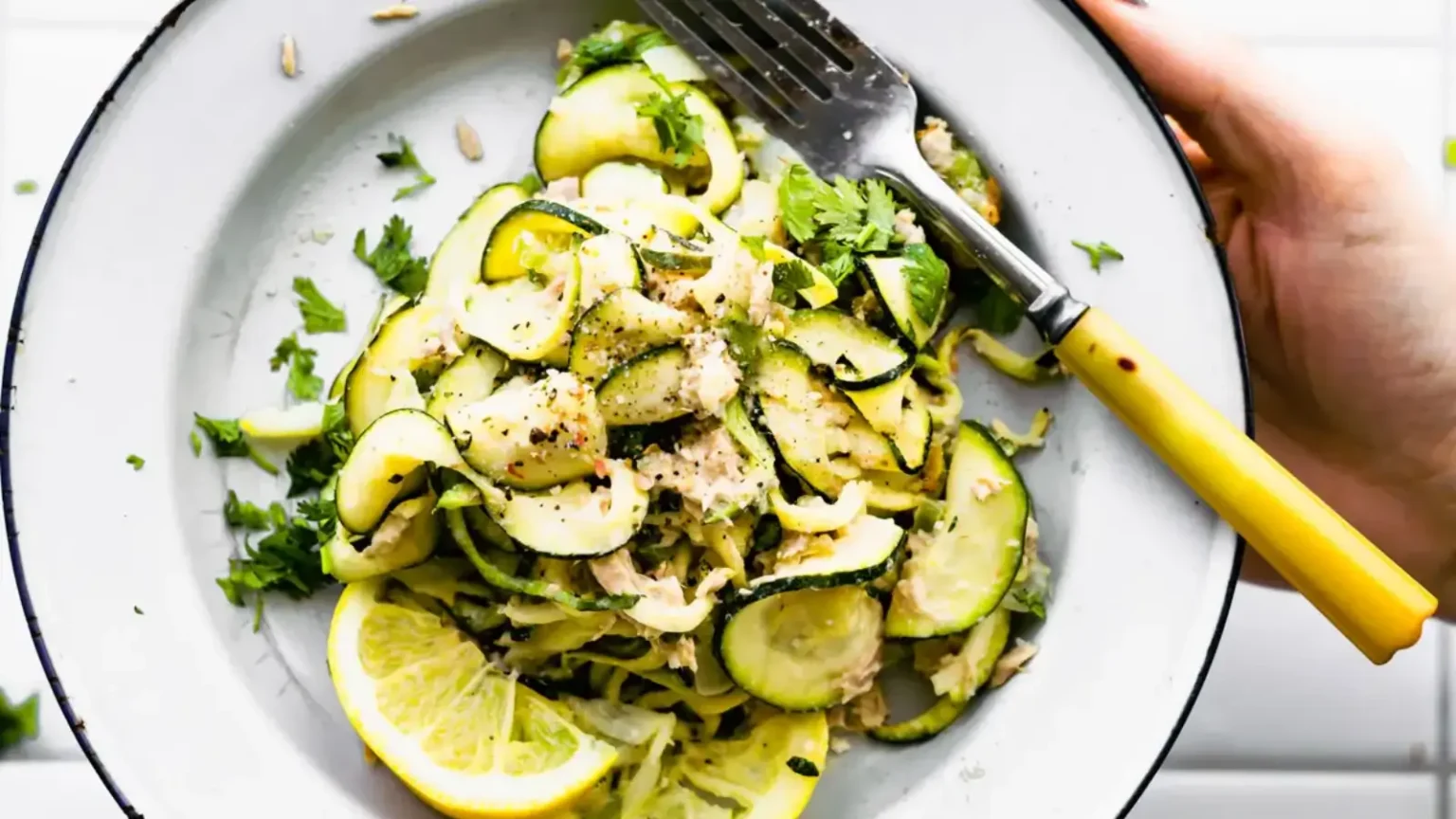Gratin de courgettes au thon sans fromage ni béchamel : le plat express qui surprend tout le monde à table Gratin de courgettes au thon sans béchamel